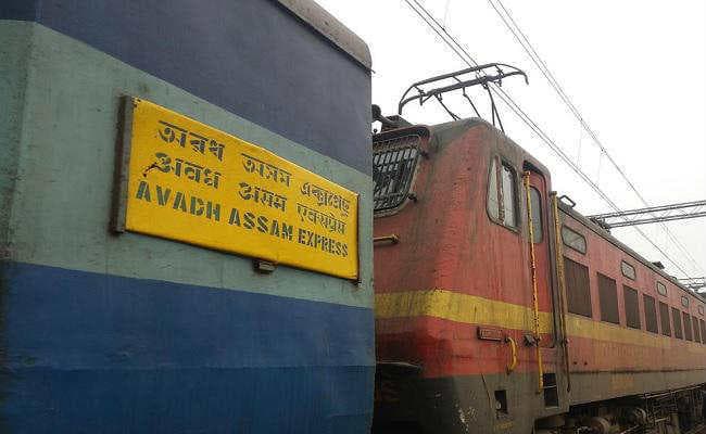 छह घंटे विलंब से खुली अवध एक्सप्रेस, हंगामा