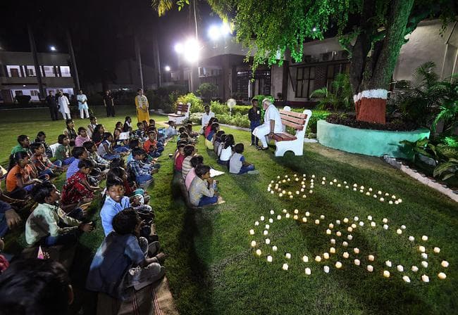 IN PICS: पीएम मोदी ने बच्चों के बीच मनाया जन्मदिन, देखें कुछ खास तस्वीरें