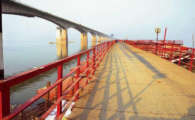 पुल बंद और गंगा में धारा 144