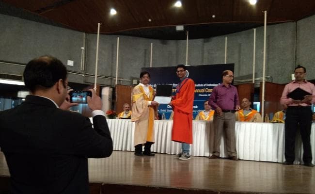 नक्सलियों के गढ़ से निकल कर सोनू ने राष्ट्रीय स्तर पर हासिल की पहचान, जानिए इनकी कहानी