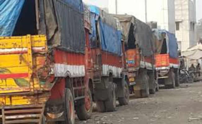 दो बजे तक शहर में फंसे रहे ट्रक