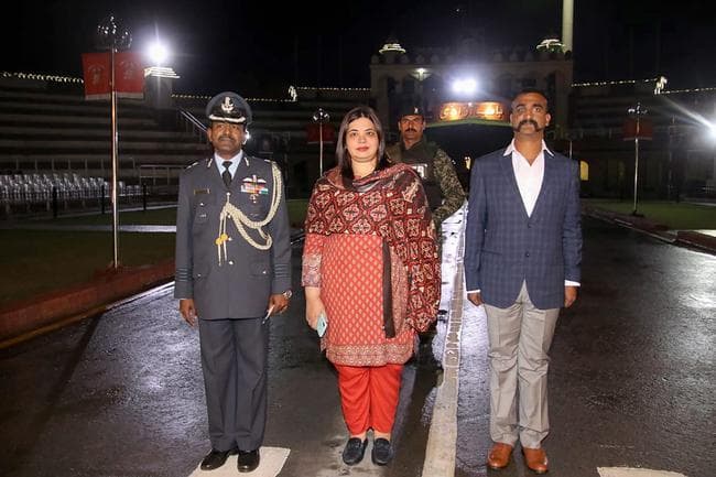 #WelcomeAbhinandan: भारत पहुंचे वायुसेना के जांबाज पायलट अभिनंदन, लोगों ने मनायी खुशी
