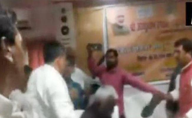 भाजपा MLA और सांसद के बीच जमकर बरसे जूते, VIDEO सोशल मीडिया पर वायरल