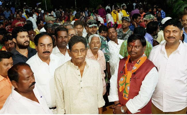 खरसावां : रामगढ़ में भाजपा प्रत्याशी अर्जुन मुंडा ने प्रबुद्ध लोगों के साथ की बैठक