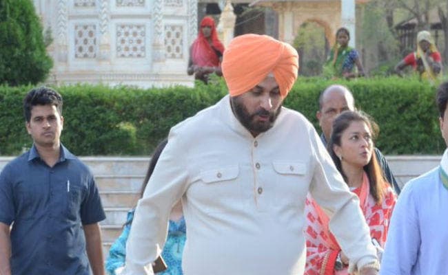 सिद्धू ने कसा तंज- मोदी उस दुल्हन की तरह है जो रोटी कम बेलती है, चूड़ियां ज्यादा खनकाती है