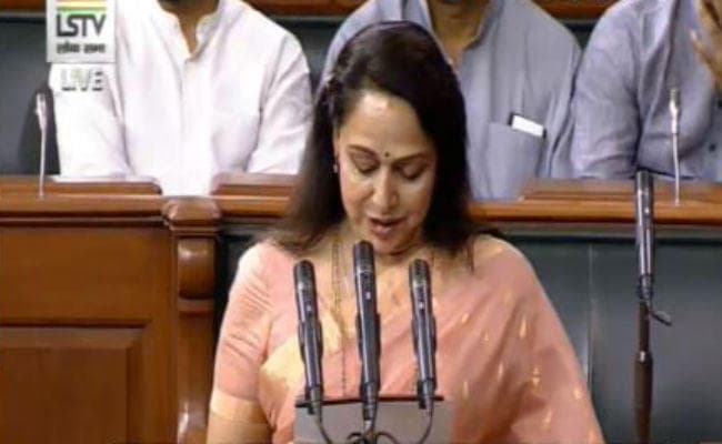 #OathCeremony: लोकसभा में हेमामालिनी की ''राधे-राधे''