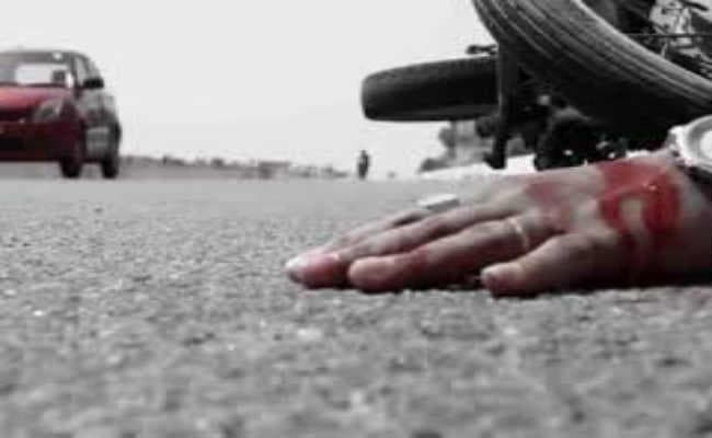 टेलर के धक्के से बाइक सवार की मौत, दो जख्मी