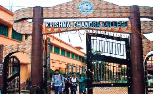 हेमतपुर कॉलेज में तोड़फोड़, प्रिंसिपल को बनाया बंधक