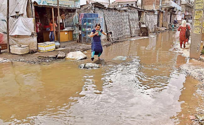 बिना बारिश के जलजमाव गलियों में रहता है अंधेरा