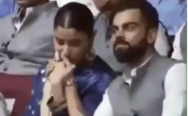 Video Viral: विराट कोहली के हाथ पर किस करती नजर आईं अनुष्का शर्मा