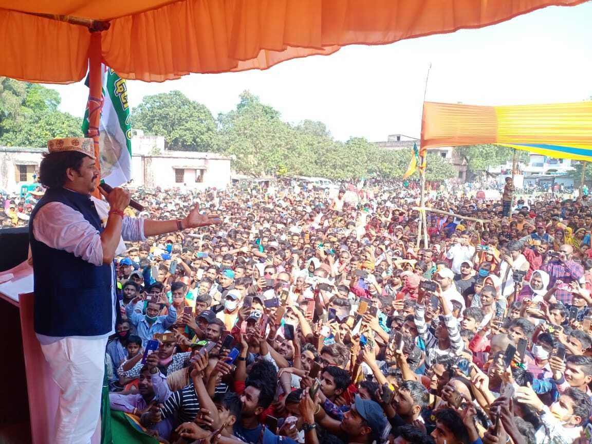 Bihar Chunav 2020: भीड़ देख रैली में भोजपुरी गाना गाने लगे रविकिशन, लोगों का आया ऐसा रिएक्शन, देखें वीडियो Bihar Chunav 2020: भीड़ देख रैली में भोजपुरी गाना गाने लगे रविकिशन, लोगों का आया ऐसा रिएक्शन, देखें वीडियो