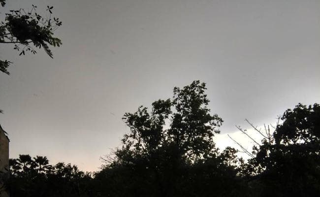 मौसम की मार : ट्रेनें सात घंटे, तो विमान तीन घंटे तक विलंब यात्रियों को घंटों करना पड़ रहा है इंतजार