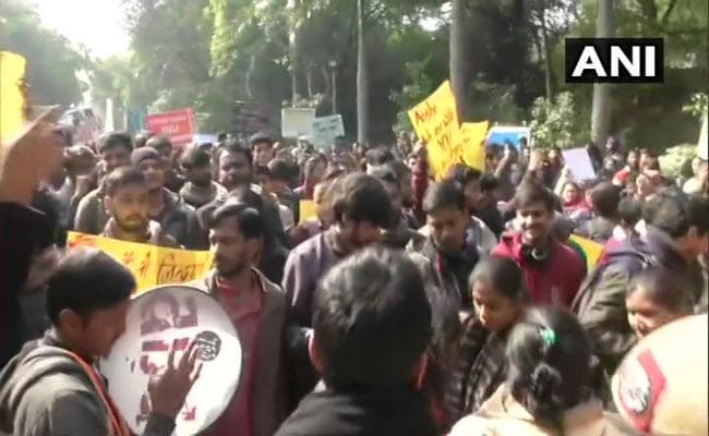 कैंपस में हिंसा सहित अन्य मुद्दों को लेकर सड़क पर उतरे JNU के छात्र, पुलिस बल तैनात