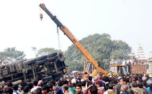 पूर्णिया में बड़ा हादसा : अनियंत्रित ट्रक ने एंबुलेन्स में मारी टक्कर, एक ही परिवार के तीन लोगों की मौत