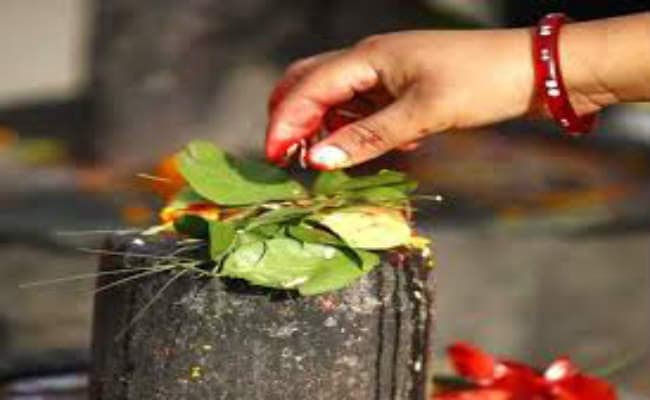 कुमार गांव में पोखर की खुदाई में मिला डेढ़ फीट ऊंचा शिवलिंग