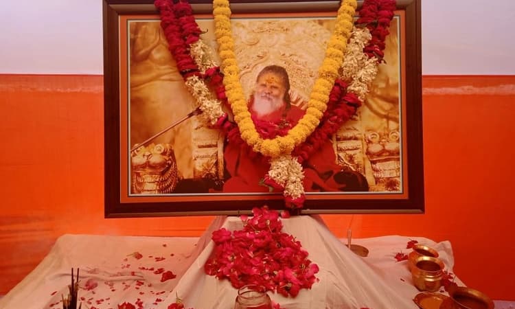 यादों में महाराज: नरेंद्र गिरि का आशीर्वाद लेना नहीं भूलते थे अमित शाह और योगी, हर समस्या का होता था समाधान