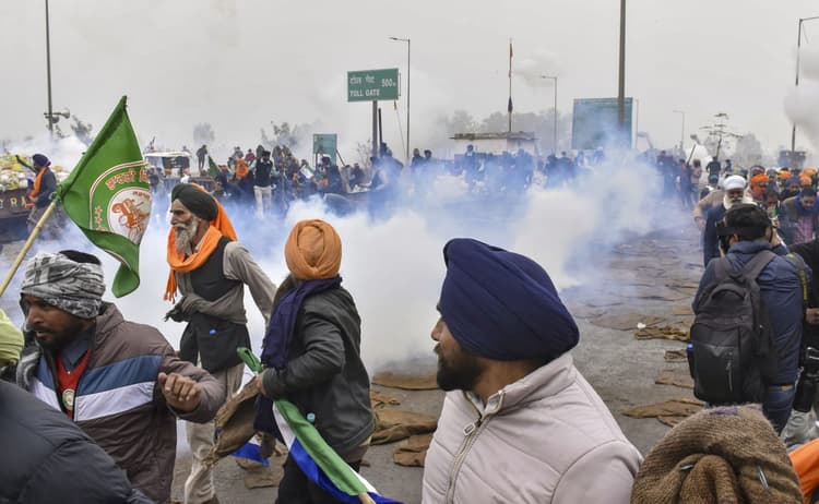 Farmers Protest: किसानों ने अगले दो दिन के लिए दिल्ली कूच रोका, रणक्षेत्र में बदला शंभू और खनौरी बॉर्डर