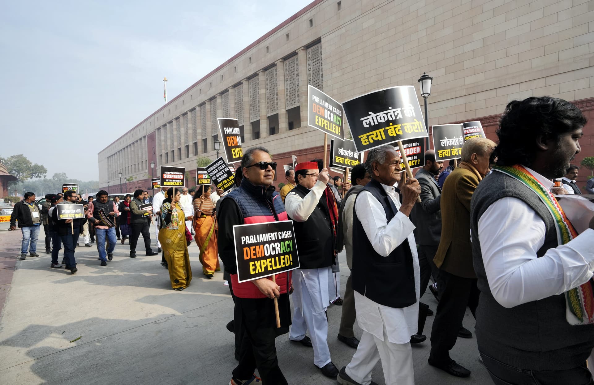 सांसदों के निलंबन पर विपक्ष का विरोध मार्च, मल्लिकार्जुन खरगे ने कहा- पीएम मोदी संसद छोड़ हर जगह बोलते हैं