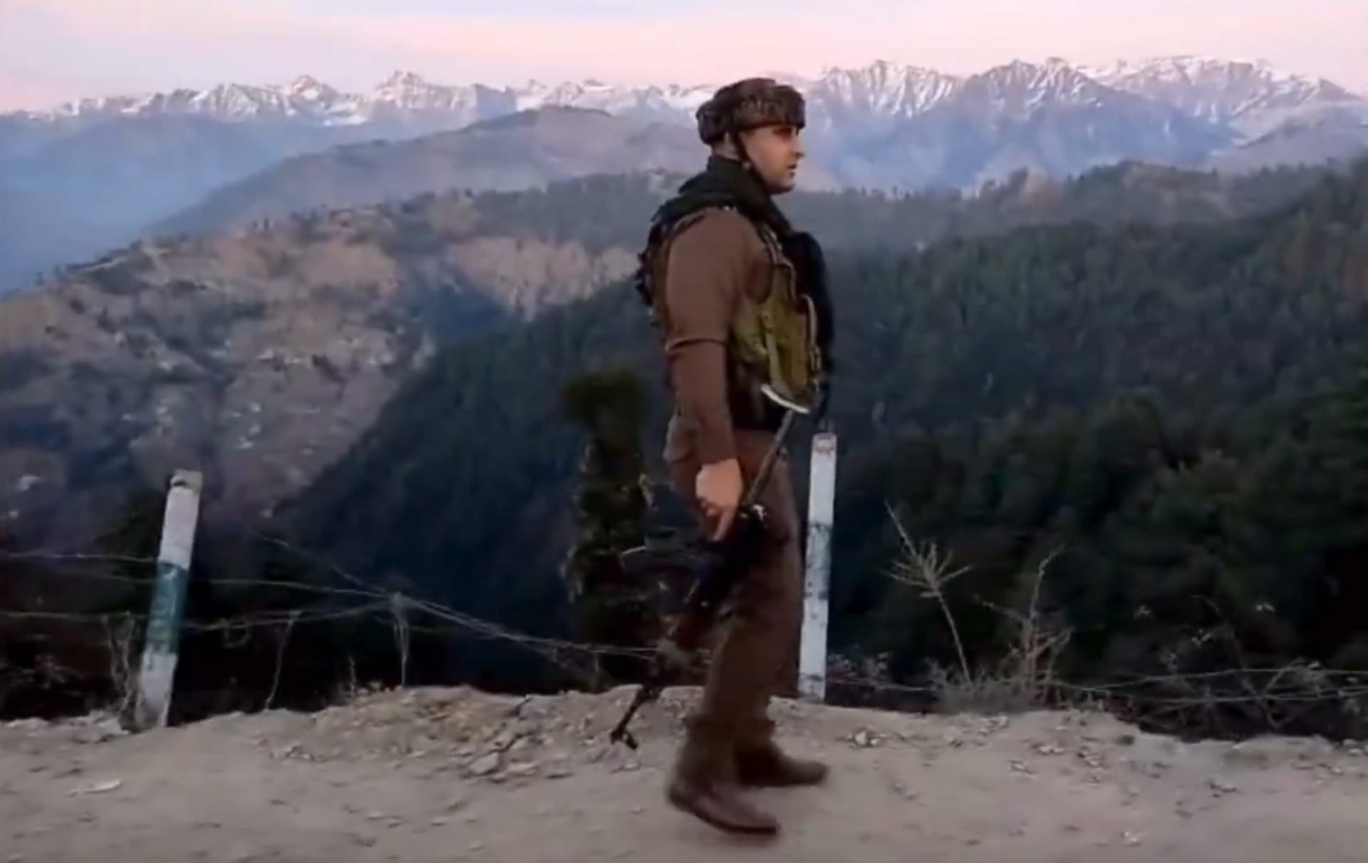जम्मू-कश्मीर: मस्जिद में अज़ान पढ़ते समय रिटायर्ड पुलिस अधिकारी को आतंकियों ने मारी गोली