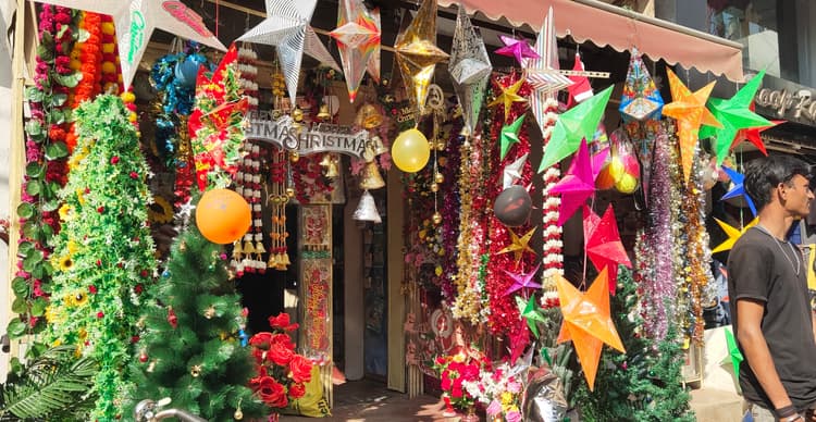 क्रिसमस केक और सांता क्लॉज से सजीं दुकानें, खरीदारी शुरू