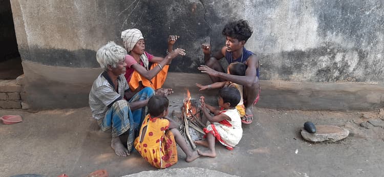 घाटशिला : ठिठुरती ठंड में कोई बरामदा में, तो कोई जमीन पर गुजारते हैं रात