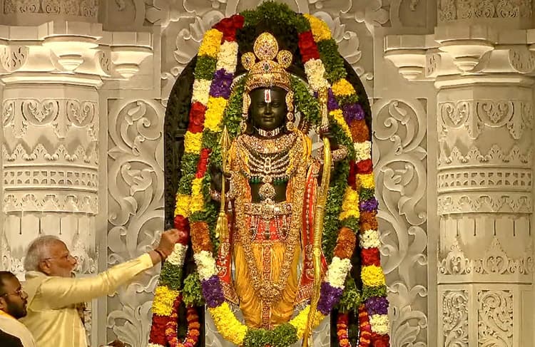 माथे पर तिलक-चेहरे पर मुस्कान, अयोध्या में फिर विराजे श्रीराम, देखें PHOTOS