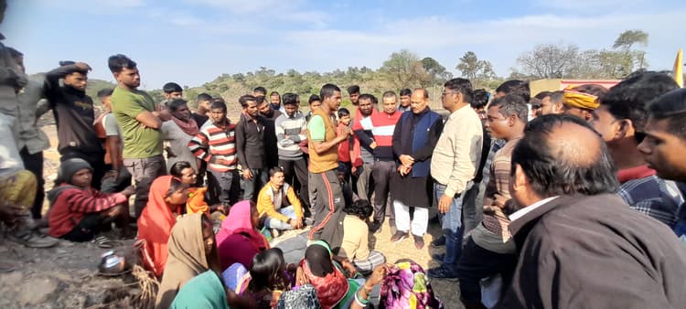 धनबाद : शिफ्टिंग व ट्रेंच कटिंग के आश्वासन पर धरना खत्म, भू-धंसान स्थल की भराई शुरू