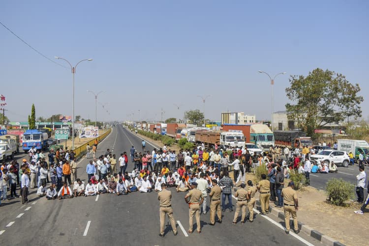 Maratha Reservation: मराठा आरक्षण को लेकर टेंशन में सीएम शिंदे! बस में लगाई गई आग, अंबाद में कर्फ्यू
