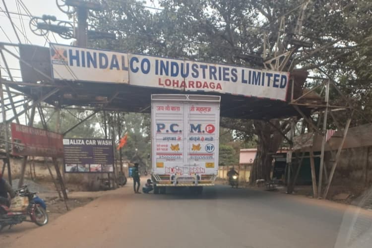 लोहरदगा: रोपवे बना परेशानी का सबब, लगातार फंस रहे हैं बड़े वाहन