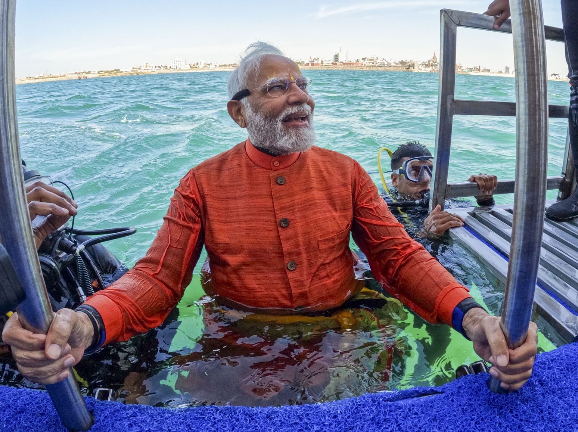 Narendra Modi: पीएम मोदी ने गहरे समुद्र में गोते लगाकर किया जलमग्न द्वारका के दर्शन, देखें स्कूबा डाइविंग की तस्वीरें