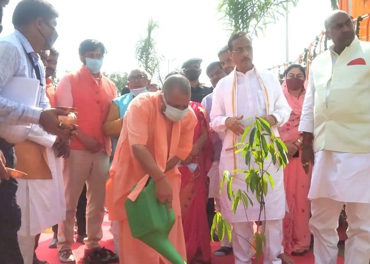 CM योगी ने गोरखपुर को दी बड़ी सौगात, महंत अवैद्यनाथ राजकीय महाविद्यालय का लोकार्पण