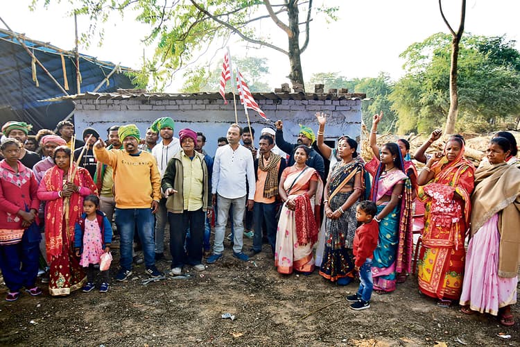 पारंपरिक हथियारों के साथ पहुंचे बिरसा सेना के लोग, विवादित भूमि पर लिखी वंशावली