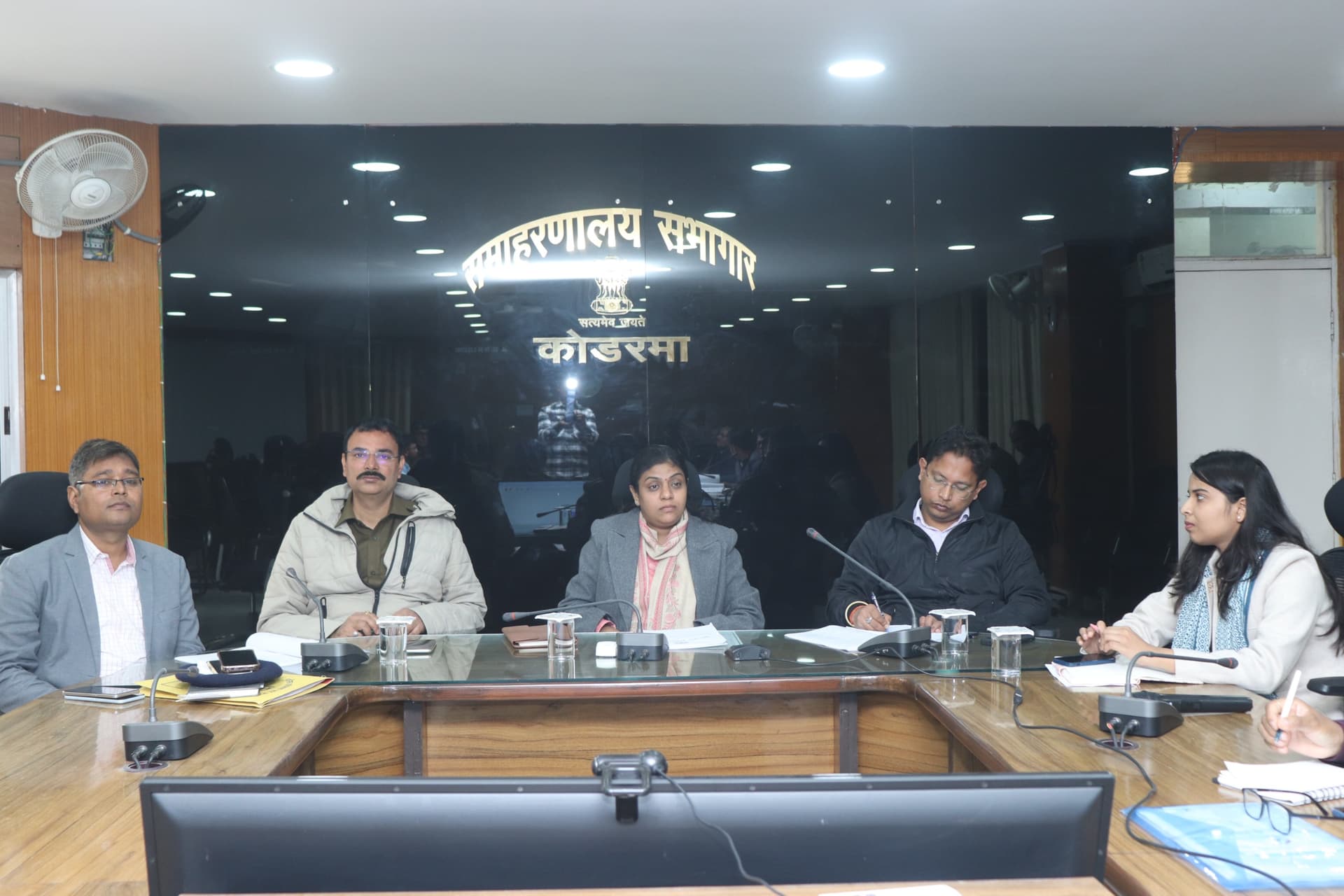 कोडरमा डीसी का अधिकारियों को निर्देश- अवैध खनन व परिवहन को लेकर करें सख्त कार्रवाई