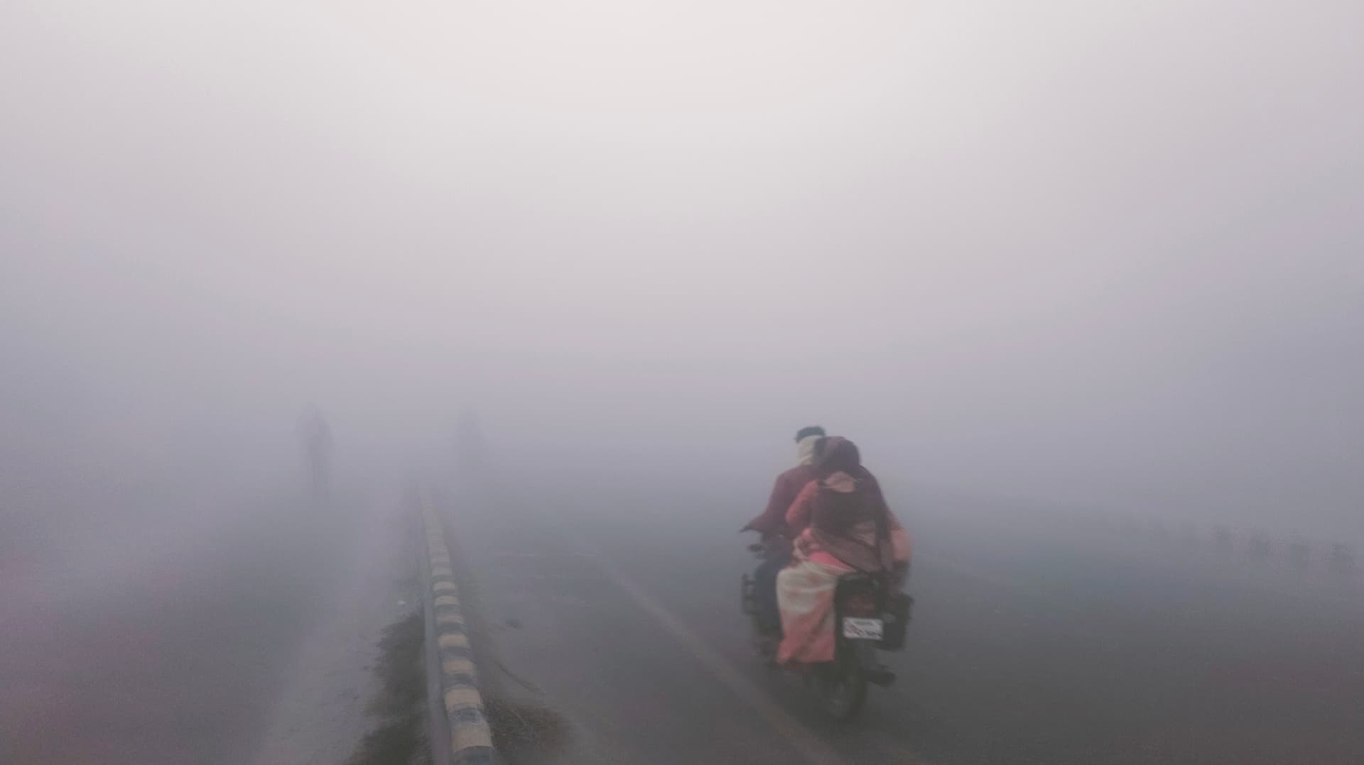 ठंड और कोहरे ने थामी रफ्तार, IGI एयरपोर्ट पर 53 उड़ानें कैंसिल, पटरियों पर रेंग रही हैं ट्रेनें ठंड और कोहरे ने थामी रफ्तार, IGI एयरपोर्ट पर 53 उड़ानें कैंसिल, पटरियों पर रेंग रही हैं ट्रेनें