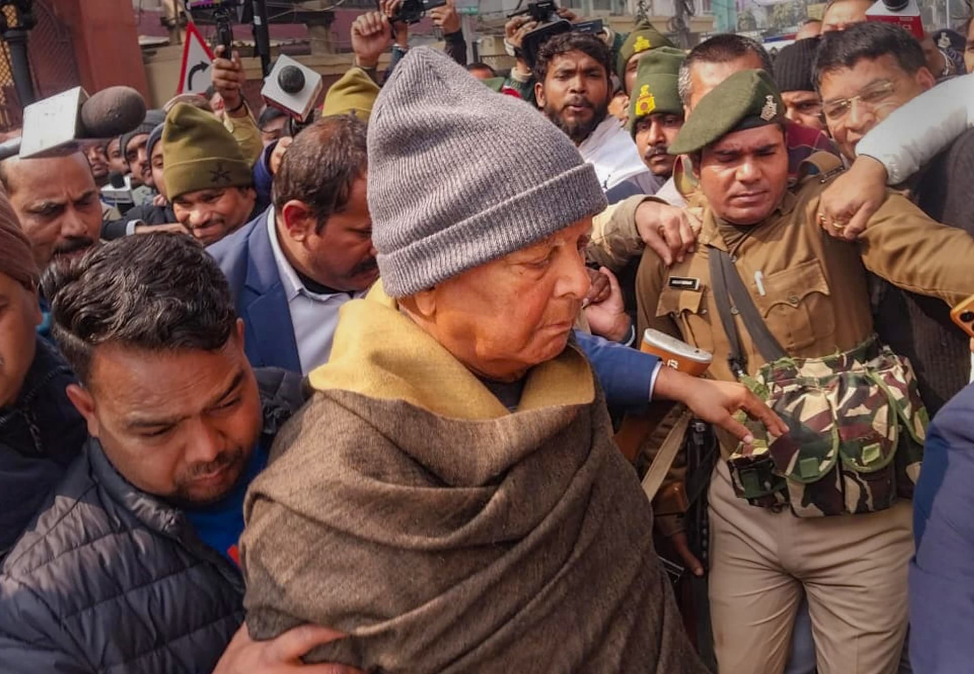 Land For Job Scam: सीबीआई ने 30 लोक सेवकों के खिलाफ दायर की चार्जशीट, लालू यादव की बढ़ीं मुश्किलें