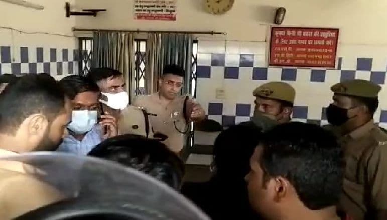 Agra News: कस्टडी में युवक की मौत मामला, अधिकारियों को मिली डैमेज कंट्रोल की जिम्मेदारी Agra News: कस्टडी में युवक की मौत मामला, अधिकारियों को मिली डैमेज कंट्रोल की जिम्मेदारी