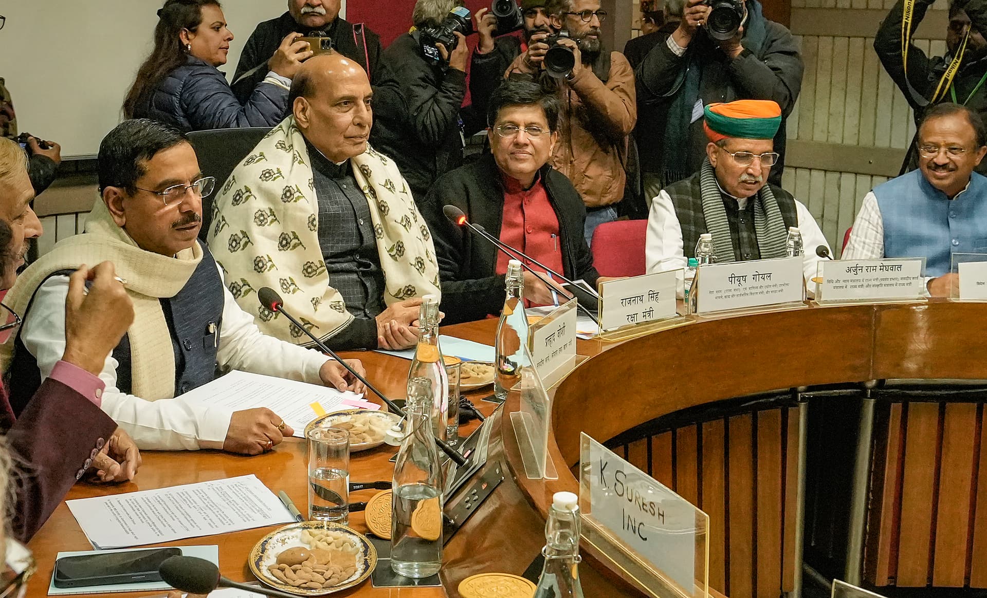‘इंडिया गठबंधन का ब्रेन डेड’, सर्वदलीय बैठक के बाद केंद्रीय मंत्री प्रह्लाद जोशी ने कसा तंज