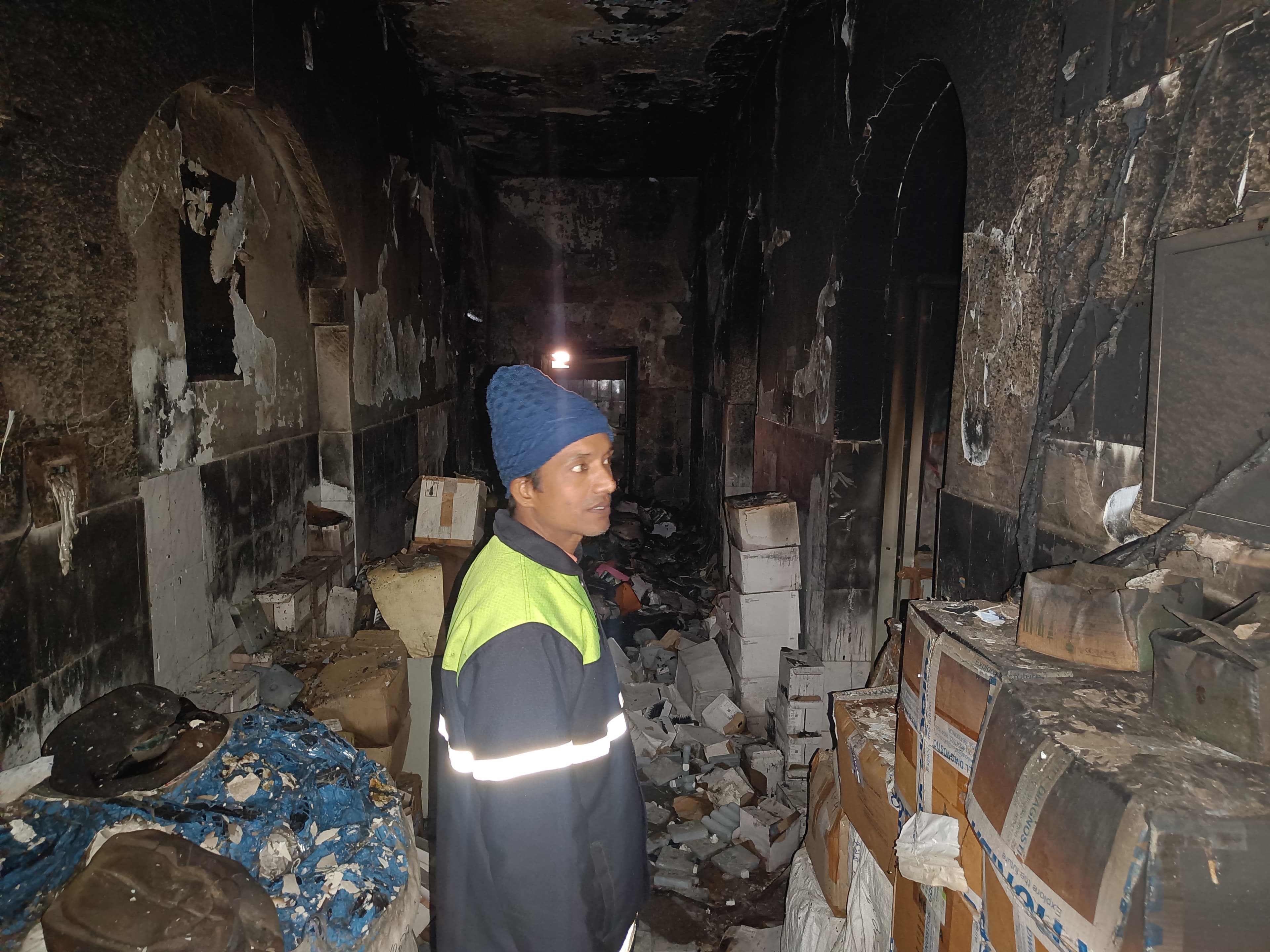 धनबाद : शॉर्ट सर्किट से एजीलस जांच घर में लगी आग, लाखों का नुकसान