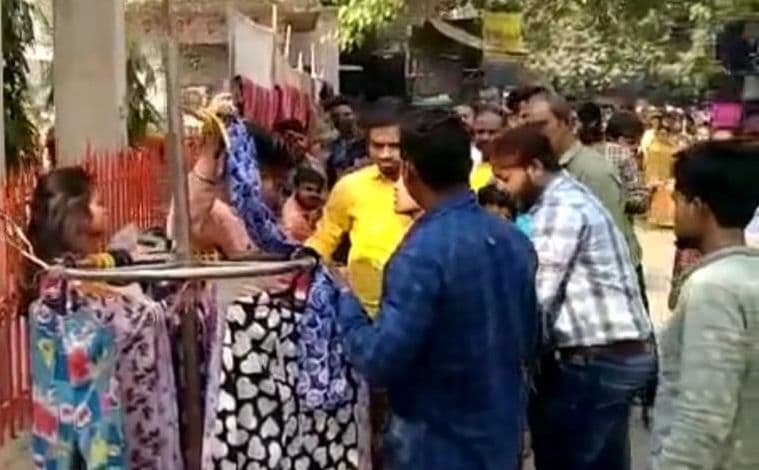 Varanasi News: एक प्रेमी के दिखे दो दावेदार, दनादन चलने लगे चप्पल और बर्तन बीच बाजार