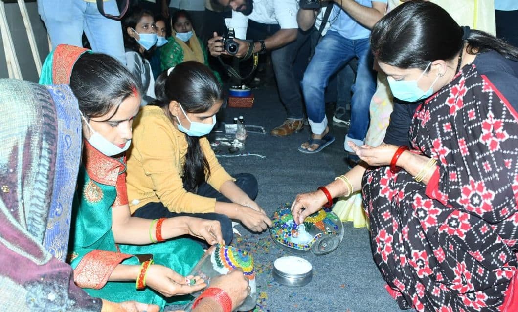 स्मृति ईरानी का अखिलेश यादव पर तंज, बोलीं- महिलाओं को याद है ‘लड़कों से गलती हो जाती है’ वाला बयान