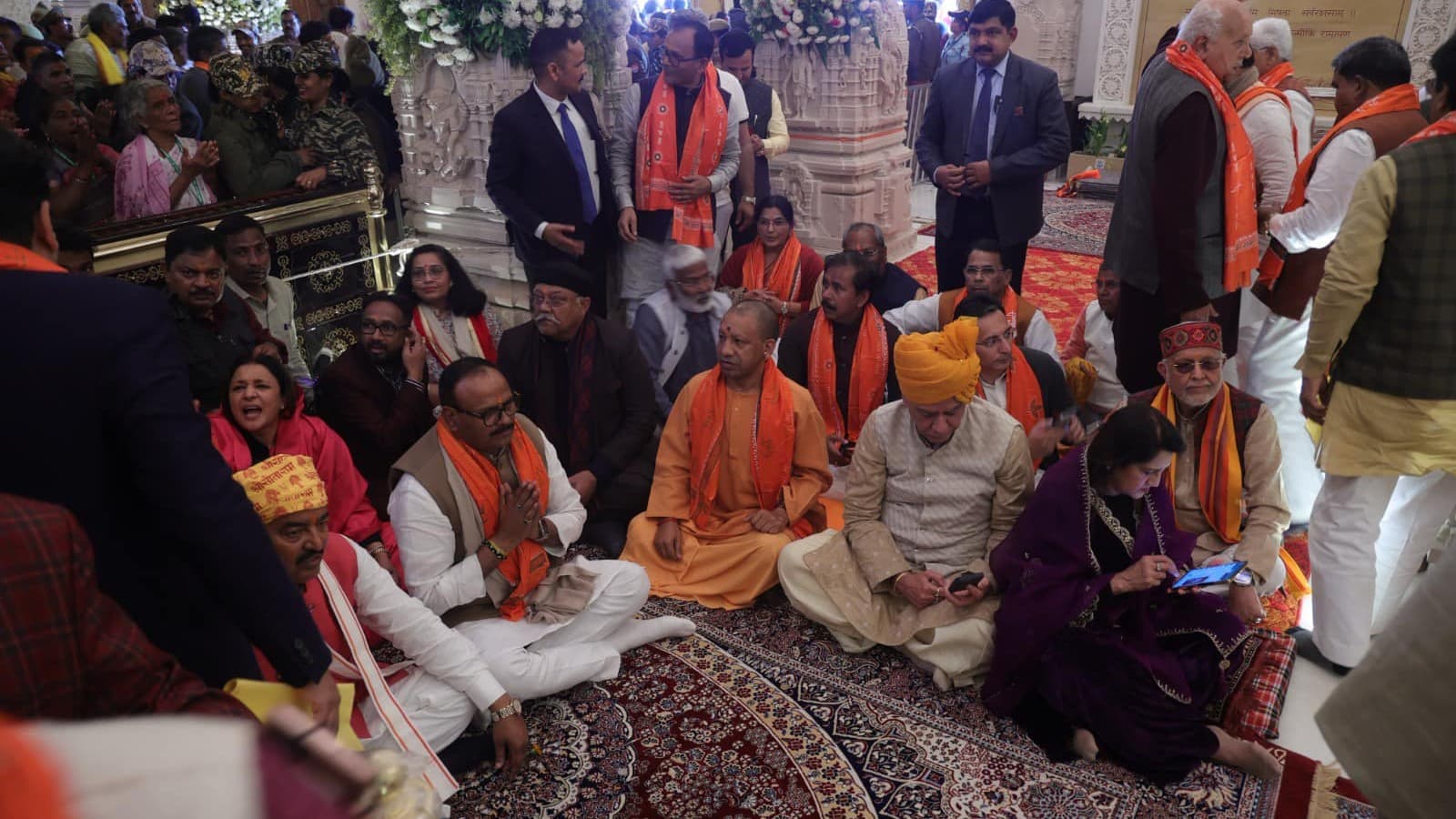 Ayodhya Ram Mandir: सीएम योगी के साथ मंत्री-विधायकों ने की रामलला का दर्शन, ढोल-नगाड़े बजाकर हुआ स्वागत Ayodhya Ram Mandir: सीएम योगी के साथ मंत्री-विधायकों ने की रामलला का दर्शन, ढोल-नगाड़े बजाकर हुआ स्वागत
