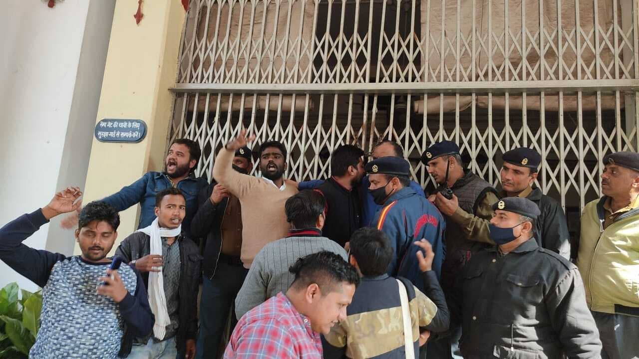 Varanasi: BHU में श्रीराम और सीता को लेकर मचा हड़कंप, गुस्साए छात्रों ने प्रोफेसर के खिलाफ खोला मोर्चा Varanasi: BHU में श्रीराम और सीता को लेकर मचा हड़कंप, गुस्साए छात्रों ने प्रोफेसर के खिलाफ खोला मोर्चा