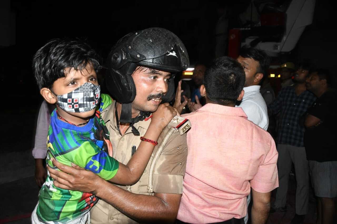वाराणसी के 11 मंजिला इमारत में लगी भीषण आग, बिल्डिंग में फंसे 50 से ज्यादा लोगों को किया गया रेस्क्यू