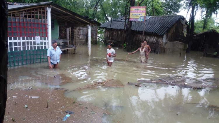 Flood in Bihar : बागमती के जलस्तर में दूसरे दिन भी आयी कमी, पर दरभंगा शहर में पानी का फैलना जारी