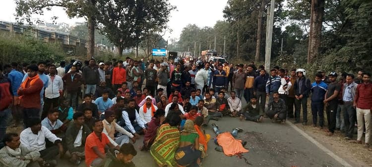 रांची : ट्रक के धक्के से बाइक सवार युवक की मौत, उग्र हुए लोग, पुलिस पर पथराव, एक सिपाही घायल