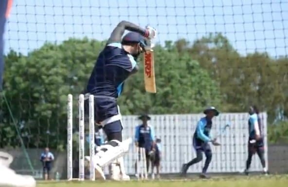 कोहली ने जडेजा की गेंद पर लगाया ऐसा गगनचुंबी छक्का कि देखते रह गये सारे खिलाड़ी, VIDEO हुआ वायरल