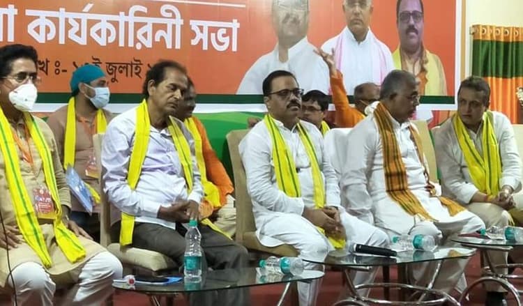 IAS, CBI अधिकारी से लेकर मुख्यमंत्री तक फर्जी, बोले दिलीप घोष- उम्मीदें पूरी करने में ममता फेल