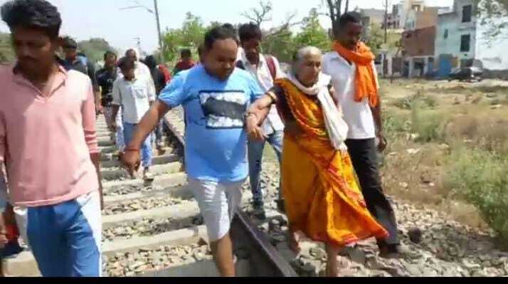 Varanasi: खुदकुशी की नियत से पटरी पर लेटी वृद्धा, ऊपर से गुजर गई ट्रेन, फिर जो हुआ वो चमत्कार से कम नहीं Varanasi: खुदकुशी की नियत से पटरी पर लेटी वृद्धा, ऊपर से गुजर गई ट्रेन, फिर जो हुआ वो चमत्कार से कम नहीं