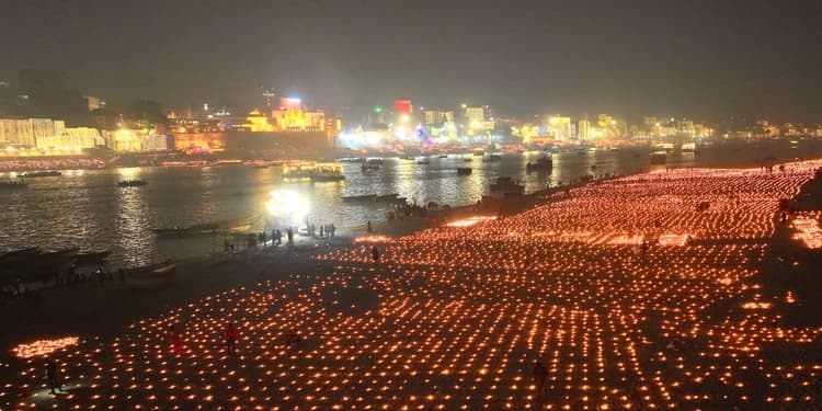 देव दीपावली : आशा, आस्था, आत्मीयता अंत्योदय के असंख्य दीयों से जगमग अविनाशी काशी... देखें PHOTO