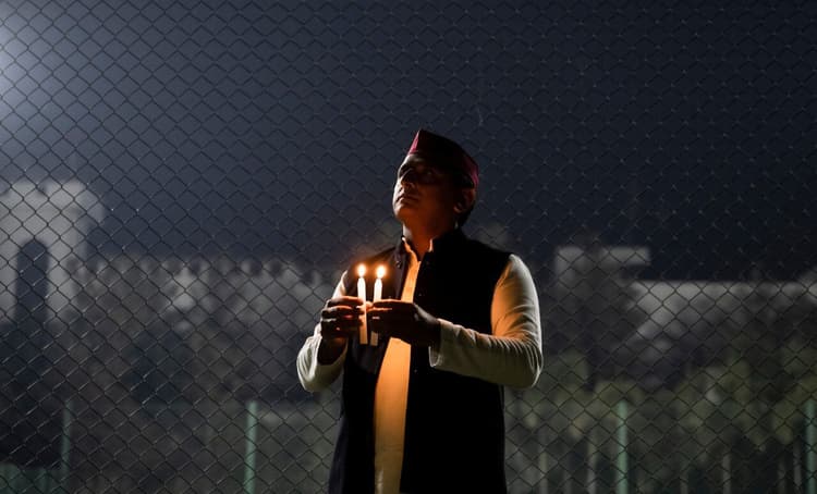 UP Elections 2022: हाथरस पर छिड़ी जंग! सीएम योगी ने इशारों-इशारों में अखिलेश यादव पर कसा तंज